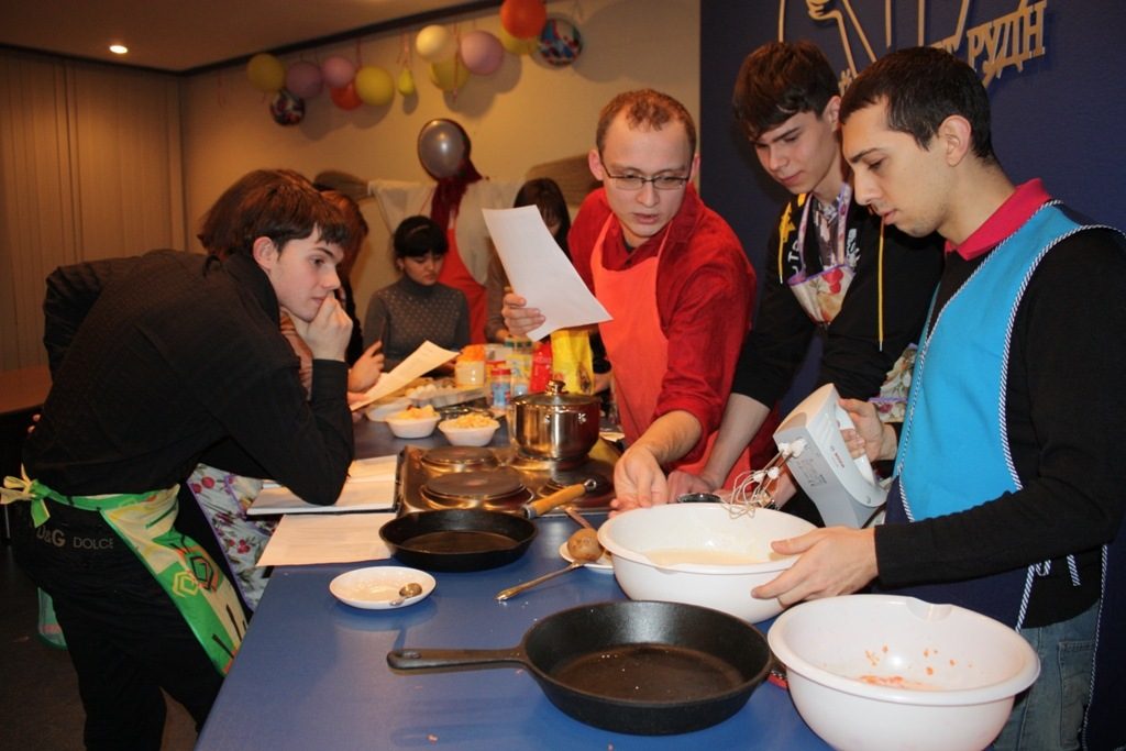 Estudantes cozinhando juntos no festival